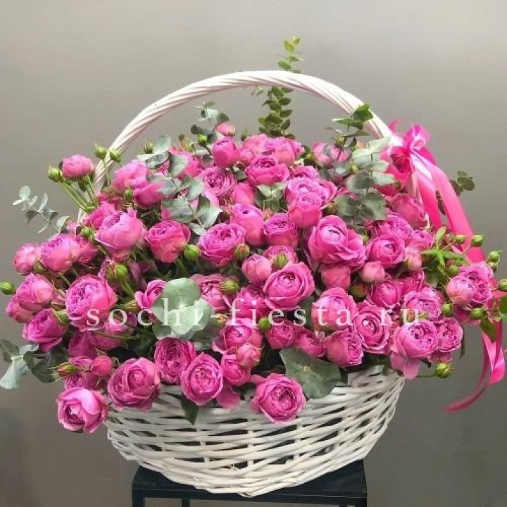 65 пионовидных кустовых роз в корзине в Тюмени