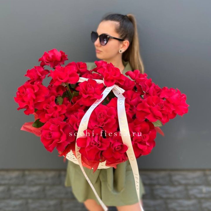 Красные французские розы в корзине в Тюмени