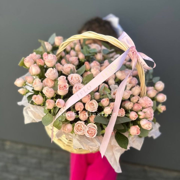 Корзина кустовых пионовидных роз в Тюмени