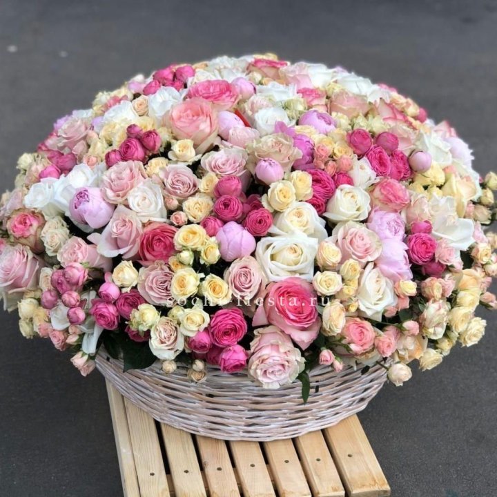 Цветочная корзина из пионов и пионовидных роз "Юниверсити" в Тюмени