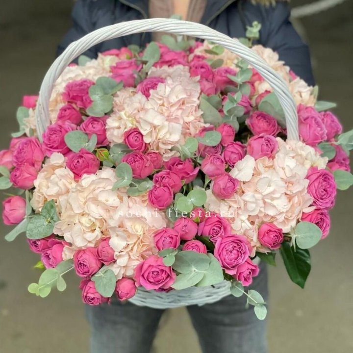 Корзина с гортензией и Мисти Баблс в Тюмени
