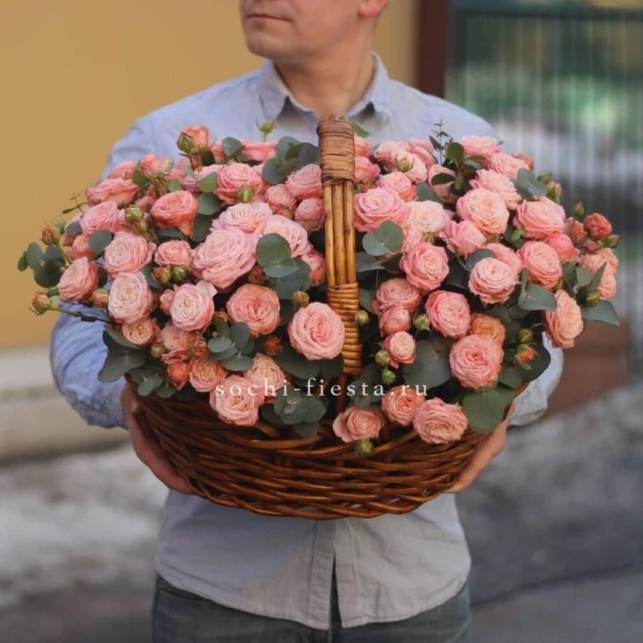 Корзина из 101 пионовидной розы в Тюмени