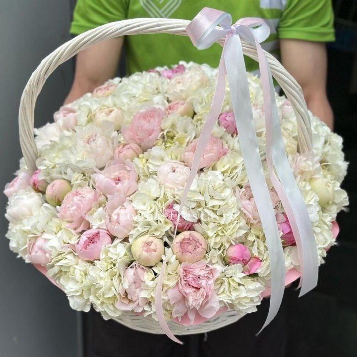Премиум корзина гортензий и пионов в Тюмени
