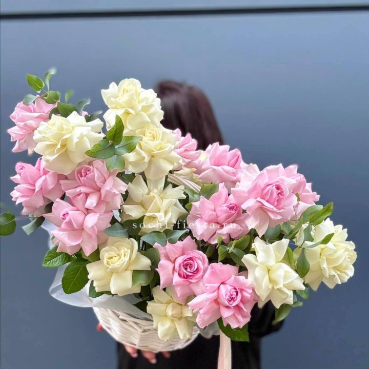 25 Французских роз в корзине в Тюмени