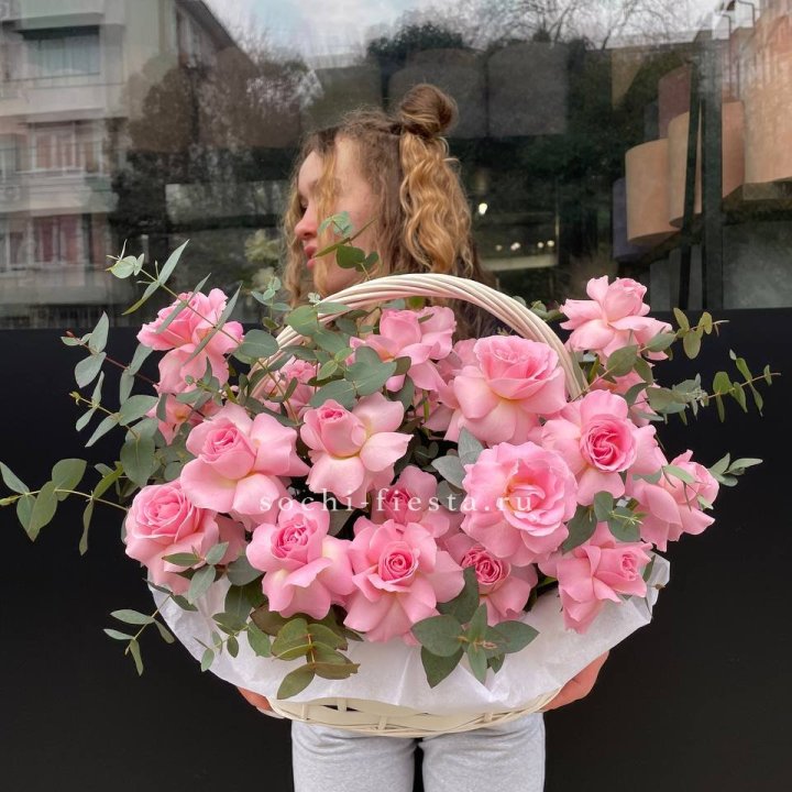 25 роз в цветочной корзине  в Тюмени