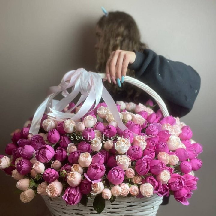 Премиум корзина пионовидных кустовых роз в Тюмени