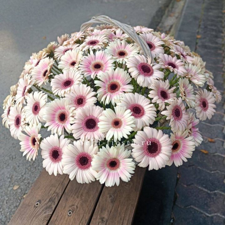 Корзина с герберами  в Тюмени