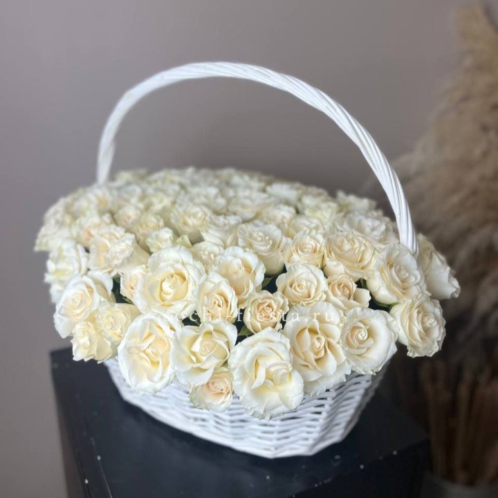 101 белая роза в корзине в Тюмени
