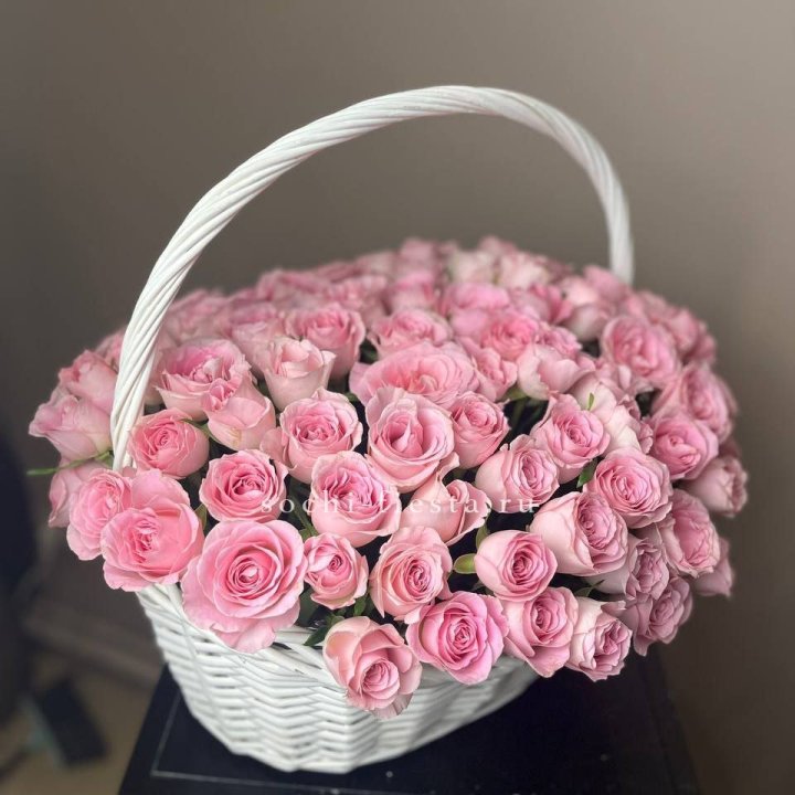 101 розовая роза в корзине в Тюмени