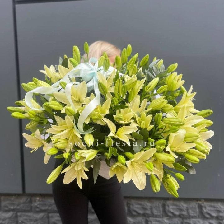 Лилии в корзине в Тюмени