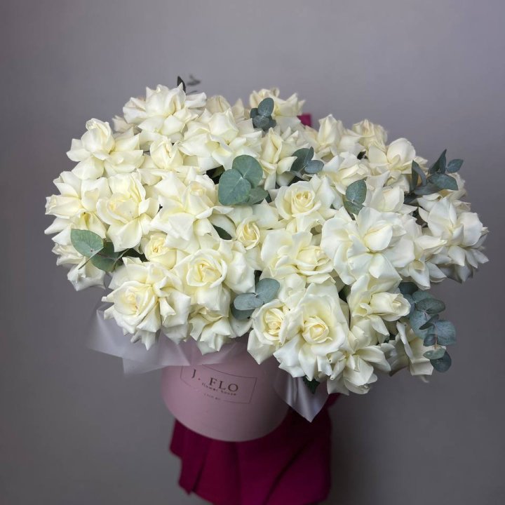 37 белых роз в боксе в Тюмени