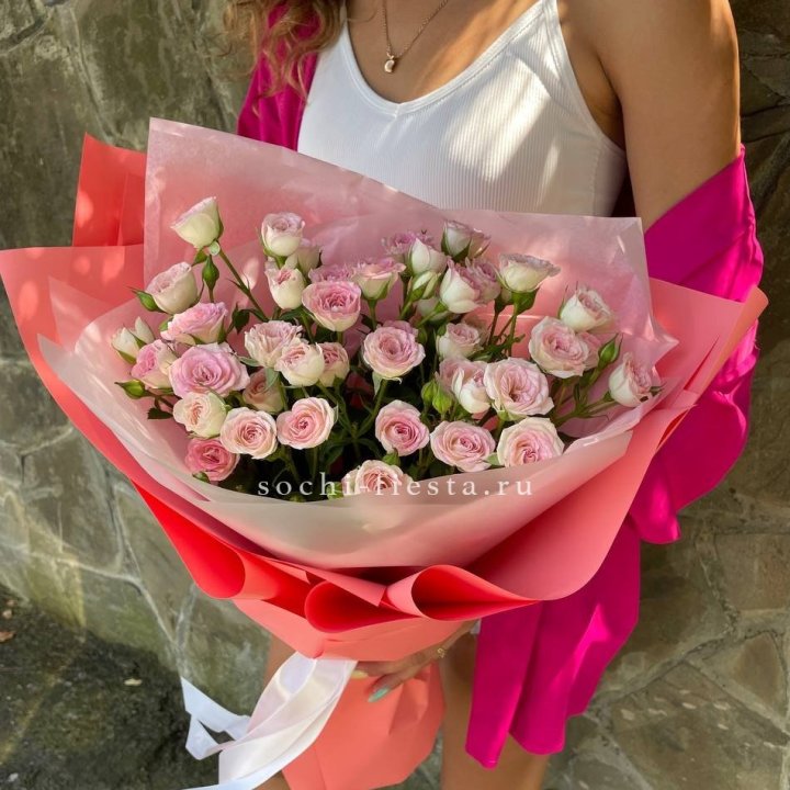 Розовые кустовые розы в Тюмени