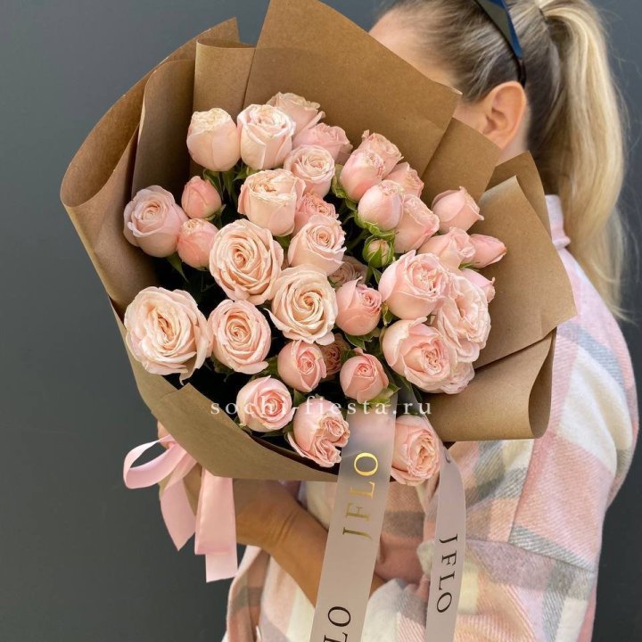 Кустовые розы Бомбастик в крафте в Тюмени