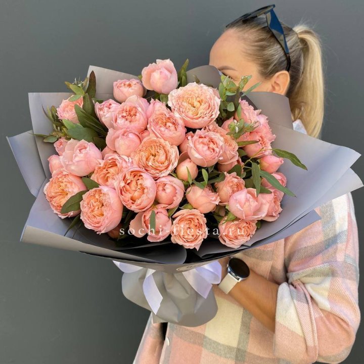 Букет с пионовидными розами "Пивайн" в Тюмени