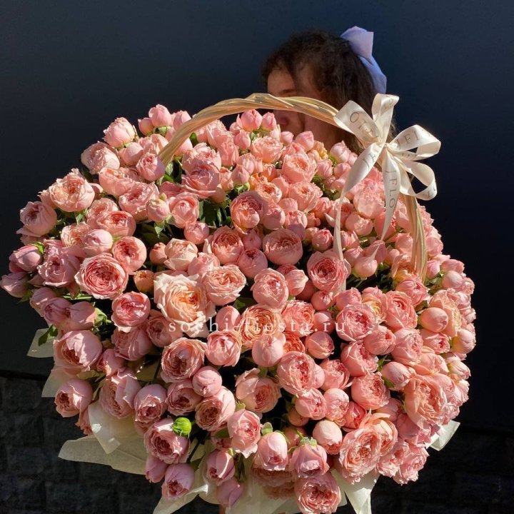 Корзина из пионовидных роз в Тюмени