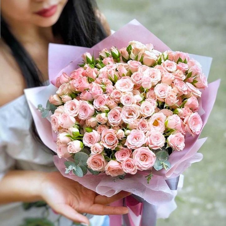 Кустовые розы с эвкалиптом в Тюмени