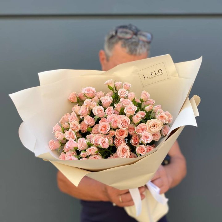 Кустовые розы леди в Тюмени