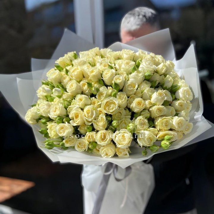 Белые кустовые розы 31 шт в Тюмени