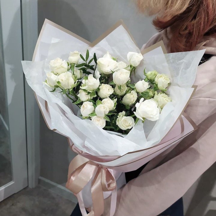 Белоснежные кустовые розы в Тюмени