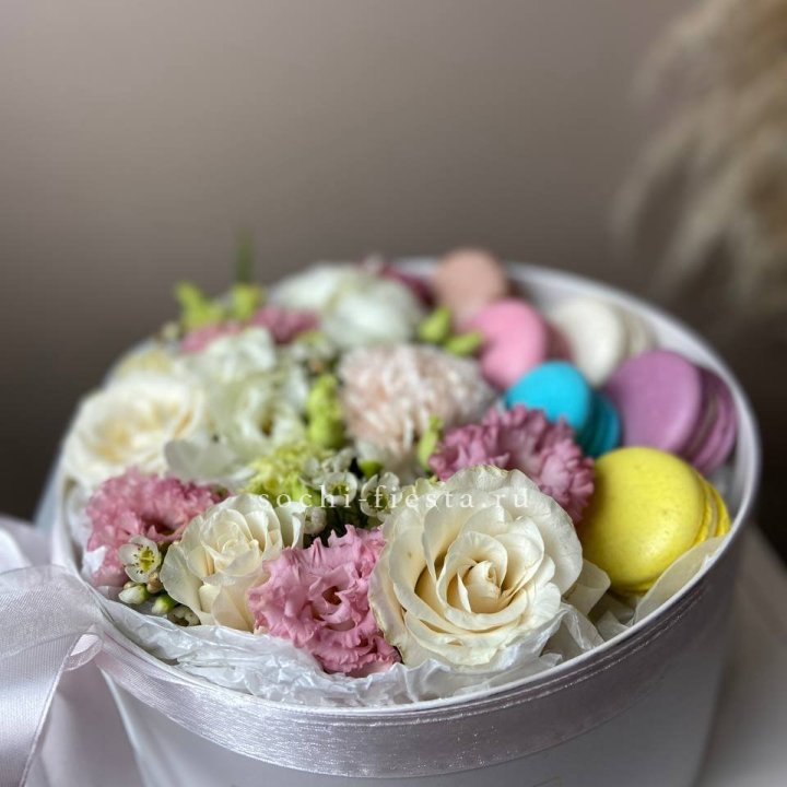 Цветы в цилиндре с макаронс "Прованс" в Тюмени