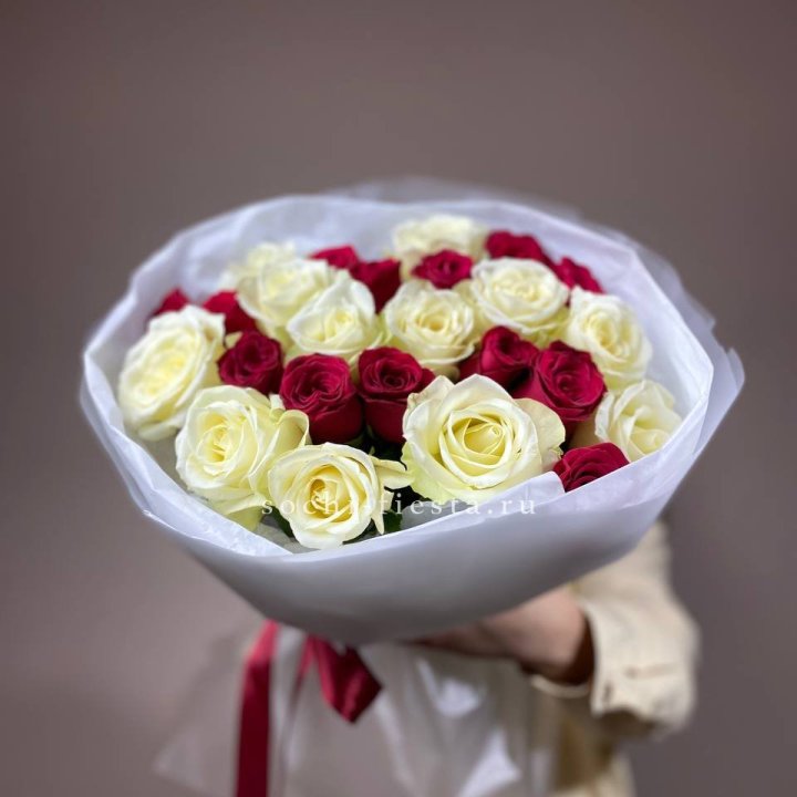 Букет их красных и белых 25 роз в Тюмени