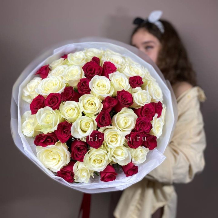 Микс из 55 роз в Тюмени