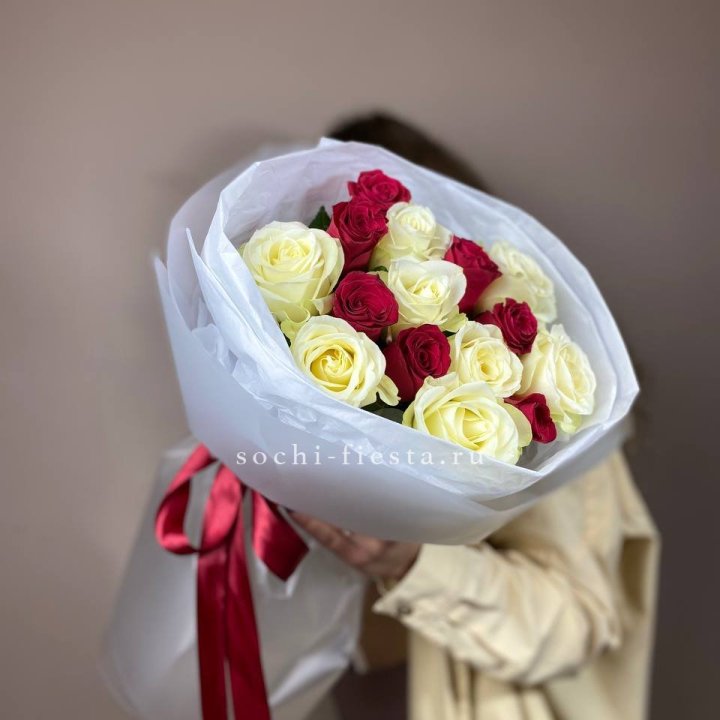 Букет из красных белых 15 роз в Тюмени