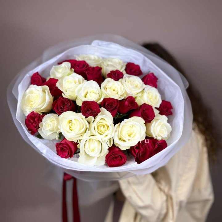 Букет из красных белых 35 роз в Тюмени