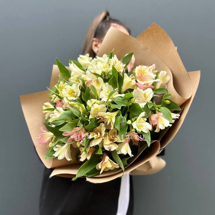 Букет альстромерий в крафте в Тюмени