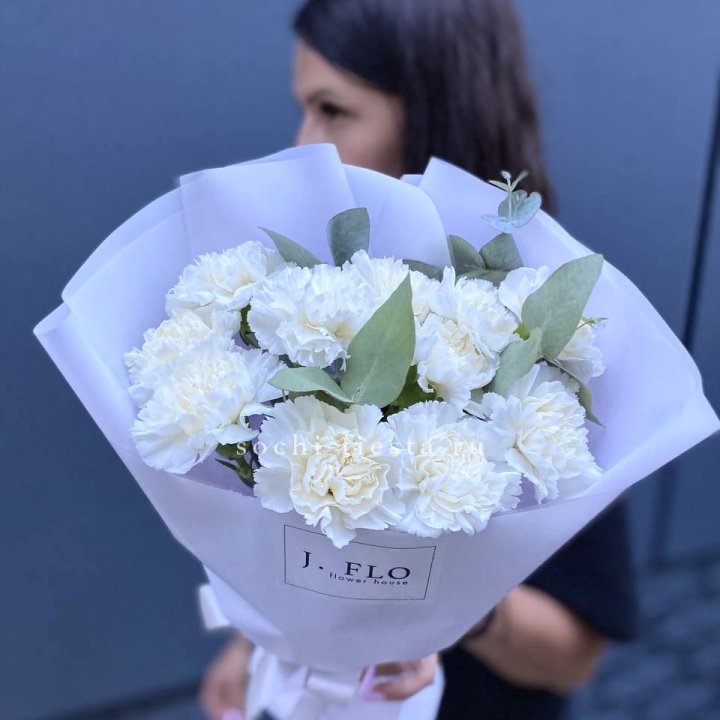 Букет белых диантусов с эвкалиптом в Тюмени