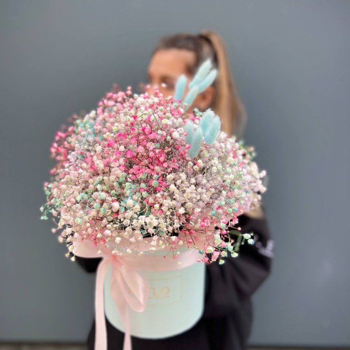 9 Радужных гипсофилы в шляпной коробке в Тюмени