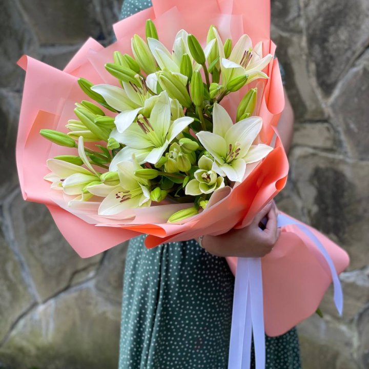Букет из 7 белых лилий в Тюмени
