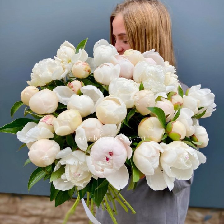 Охапка пионов в Тюмени