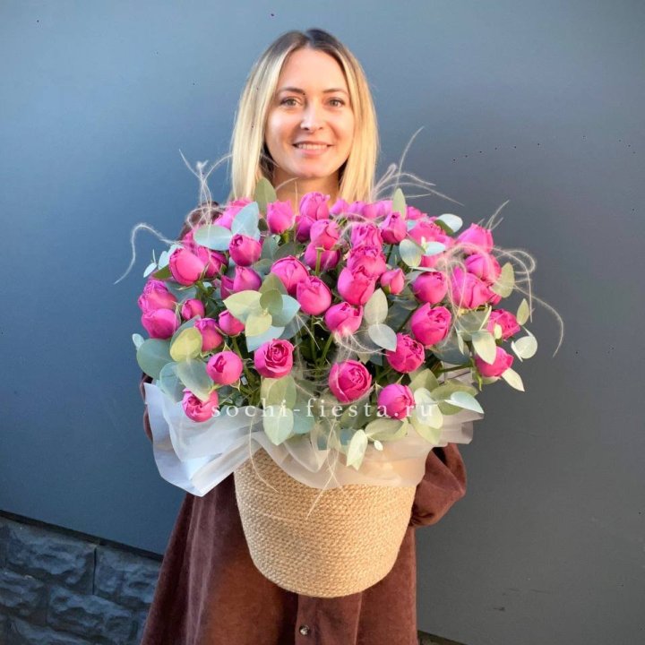 Пионовидные розы  в джутовом кашпо  в Тюмени