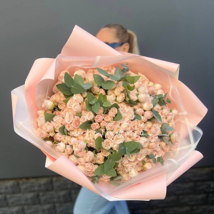 101 кустовая роза с эвкалиптом в Тюмени