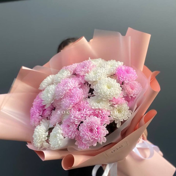  Букет бело-розовых хризантем  в Тюмени