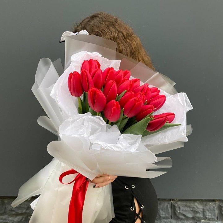  25 красных воздушных тюльпанов в Тюмени