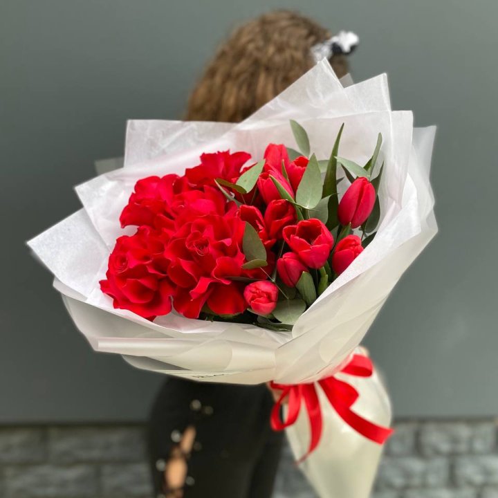 Дуо тюльпаны и розы в Тюмени