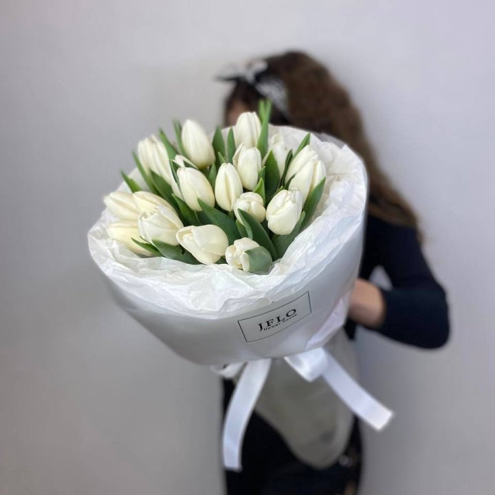  19 белых воздушных тюльпанов в Тюмени