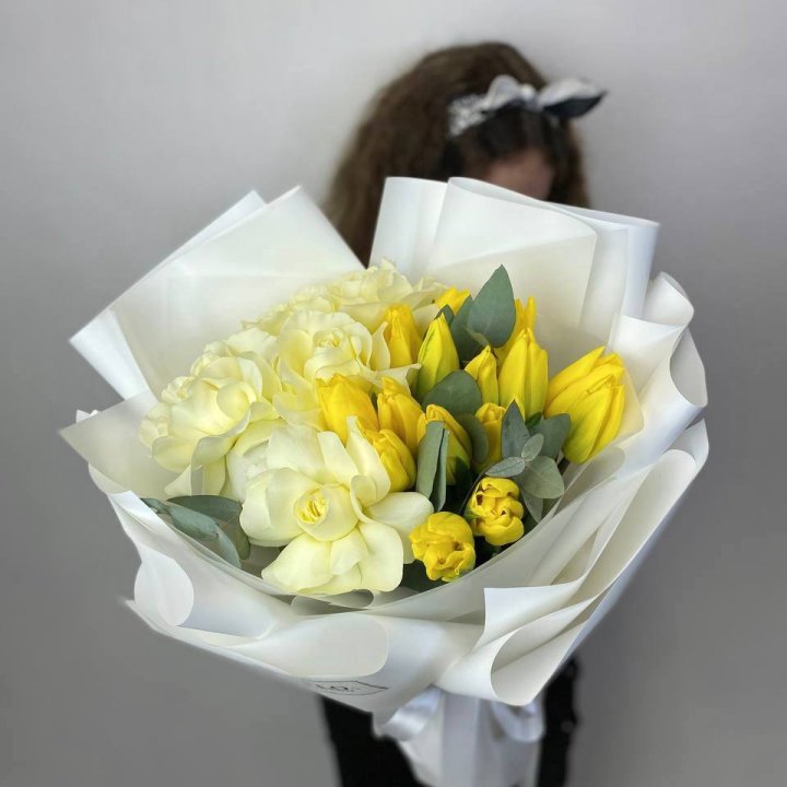 Дуо жёлтые тюльпаны и розы в Тюмени