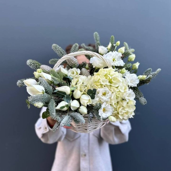 Новогодняя корзина с цветами в Тюмени