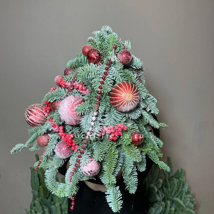 Ёлка красная в Тюмени