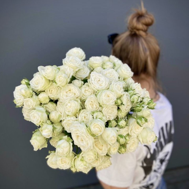 Охапка кустовых роз бомбастик  в Тюмени