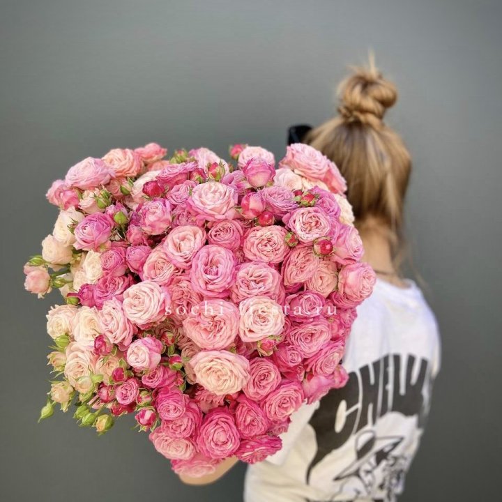 Охапка кустовых роз бомбастик пинк в Тюмени