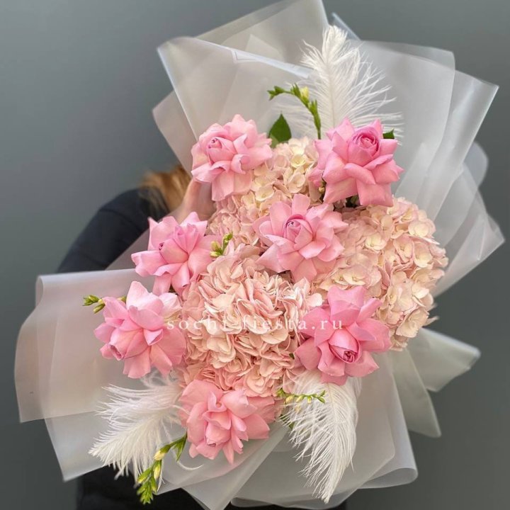  Букет  из гортензий и розовых роз в Тюмени