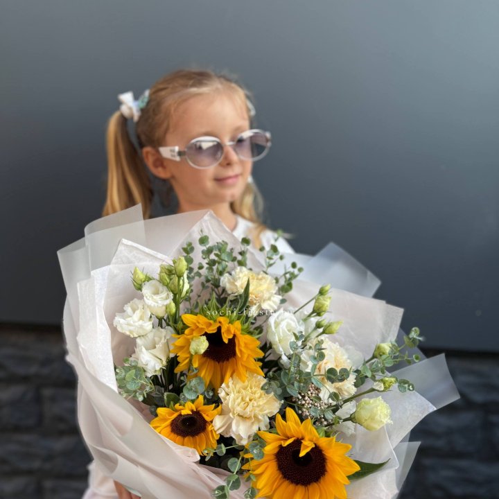  Букет  из стойких цветов с подсолнухами в Тюмени