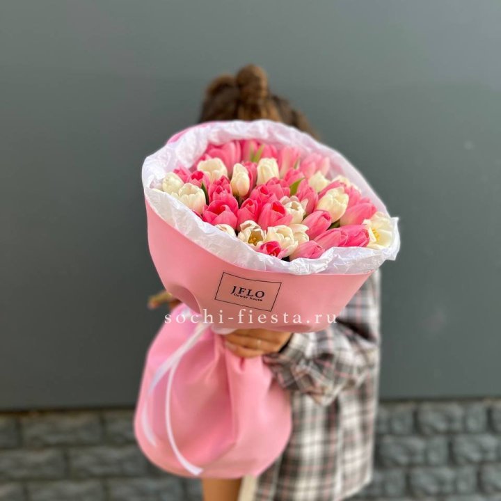 51 бело-розовый тюльпан в Тюмени