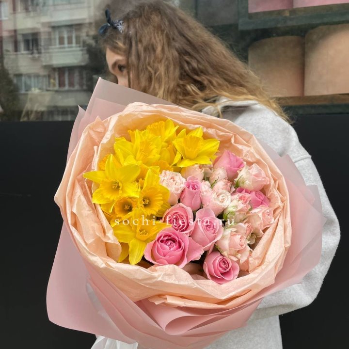 Букет роз и нарциссов в Тюмени