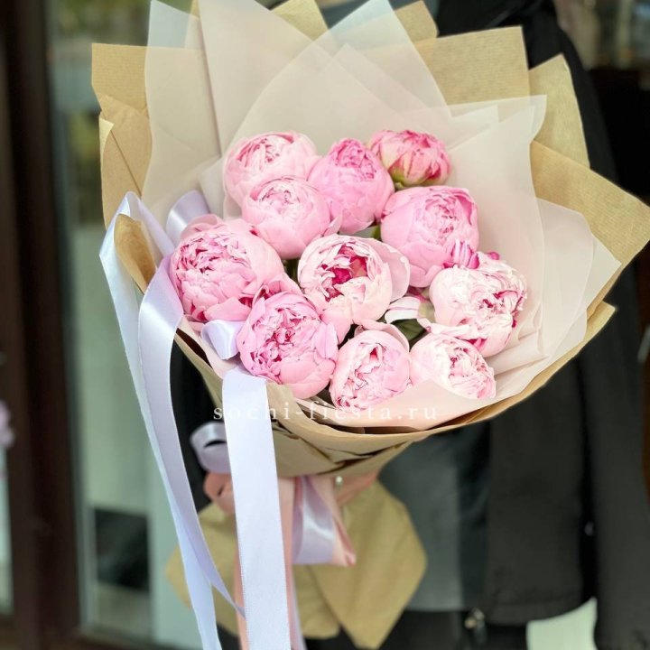 11 пионов в оформлении в Тюмени