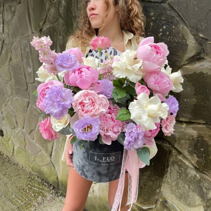 Дизайнерский цилиндр с пионами в Тюмени